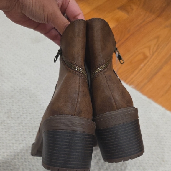 Muk Luks Women's Tan Ankle Booties. Size 9 - Picture 4 of 6